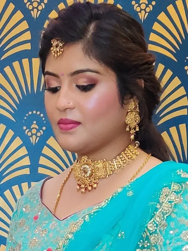 Bridal look with rosy smoky eye, maang tikka and gold choker necklace