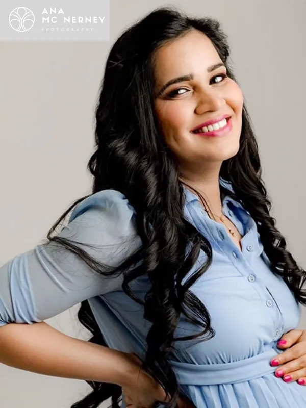 Maternity photoshoot makeup with voluminous curls and soft pink lip